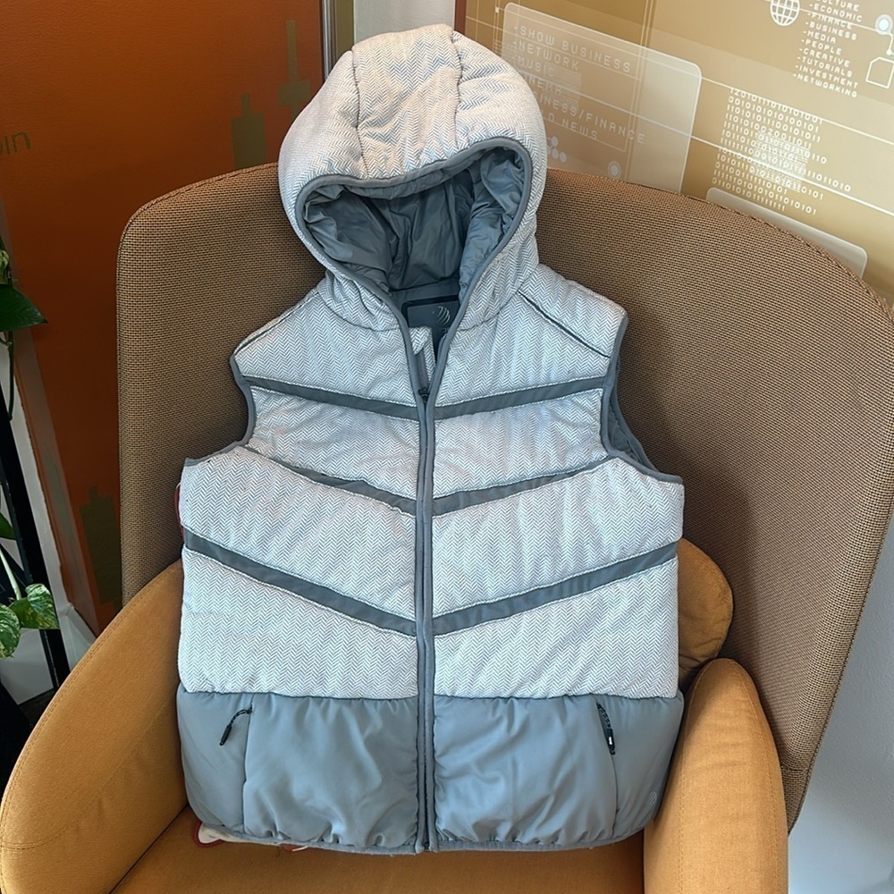 MPG hooded puffer vest with mesh trim. Size  XL